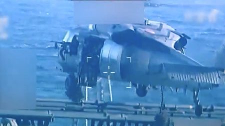 بيانات ملاحية تكشف تحركات عسكرية.. ما الذي يجري قبالة الساحل الفنزويلي؟