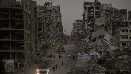 مباشر – غارات داخل “الخط الأصفر” في غزة واقتحامات واعتقالات بالضفة الغربية