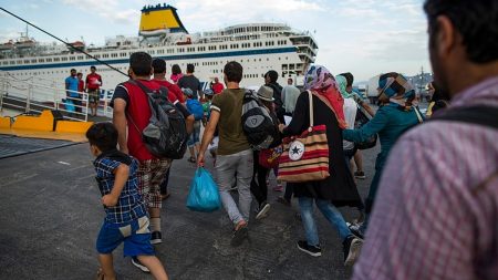 عودة “كتاب ماغا الممنوع”: كيف أثرت رواية فرنسية على السياسات اليمينية في أوروبا والولايات المتحدة؟