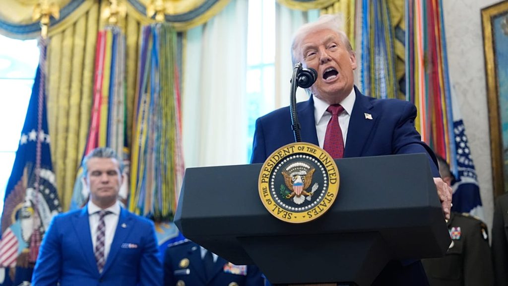 ترامب يفرض حصارًا شاملًا على ناقلات النفط الفنزويلية حتى “إعادة الأصول” إليه