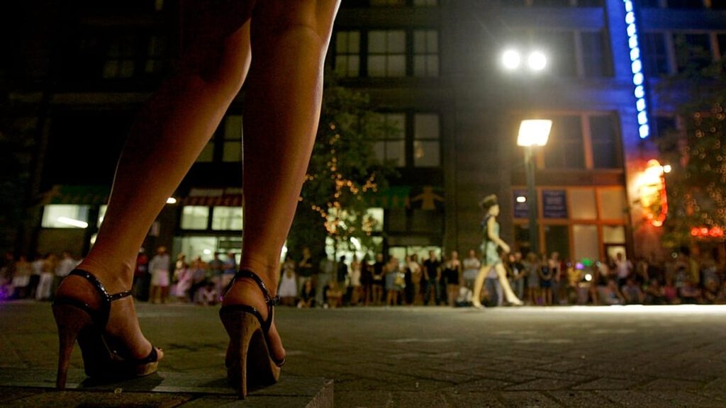 هل تعود “بيوت الدعارة” إلى فرنسا؟ مشروع مثير للجدل يطرح تنظيم العمل الجنسي