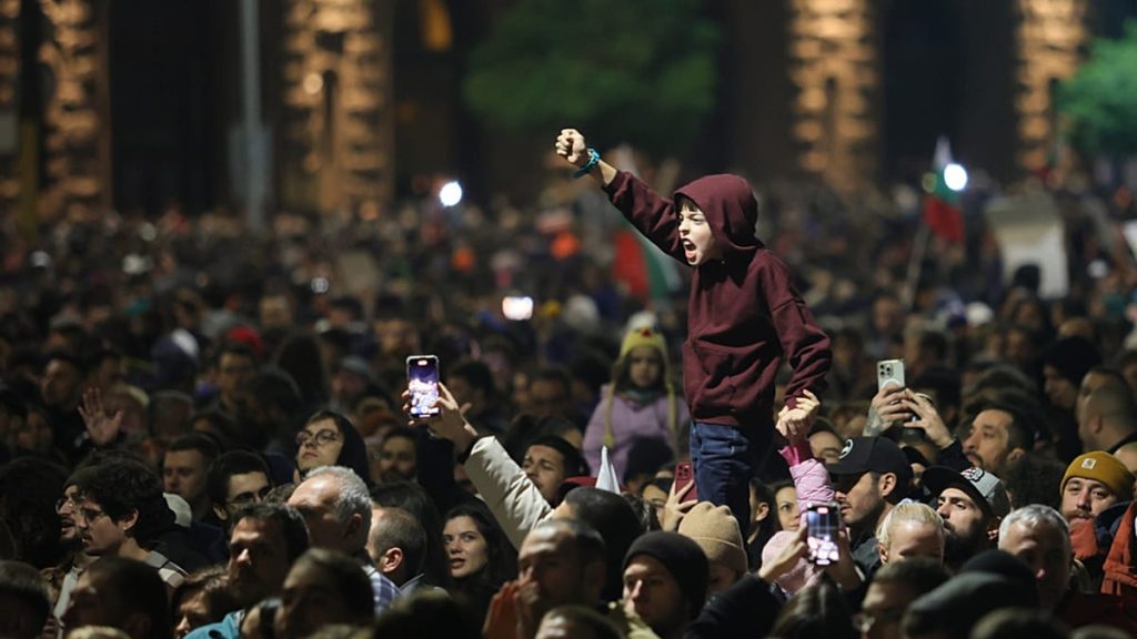 فيديو. احتجاج في بلغاريا يتحول إلى عنف في صوفيا مع معارضة الحشود لمشروع موازنة 2026