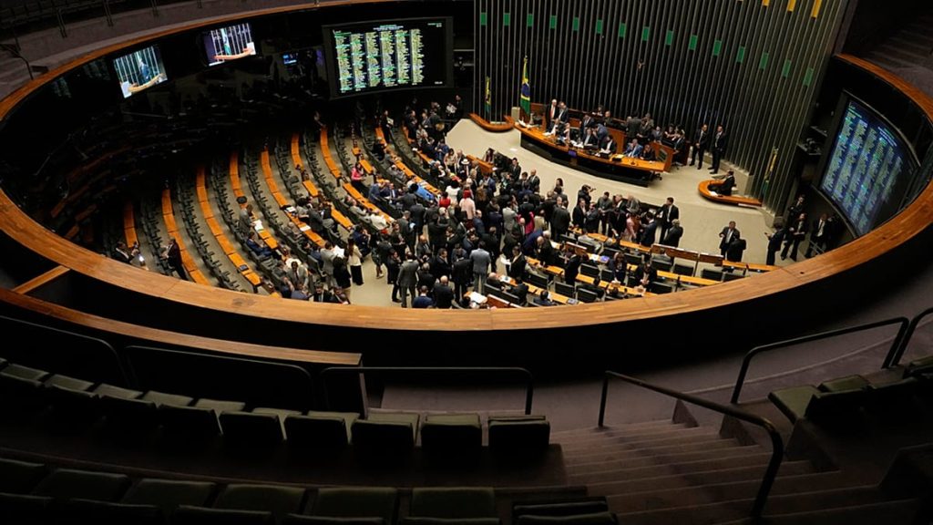 جلسة برلمانية محتدمة في البرازيل: مشروع قانون يخفف سجن بولسونارو إلى سنتين