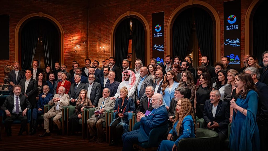 عام من “التكويع”.. قراءة في مواقف الفنانين السوريين بعد سقوط الأسد