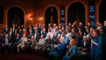 عام من “التكويع”.. قراءة في مواقف الفنانين السوريين بعد سقوط الأسد