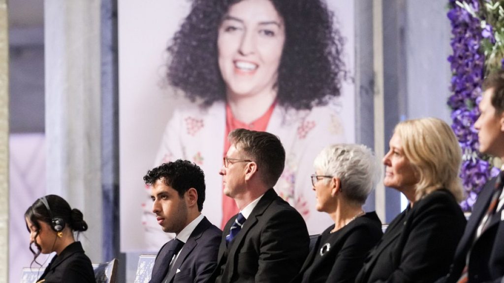 إيران تعتقل نرجس محمدي الحائزة على نوبل السلام خلال تأبين محامٍ