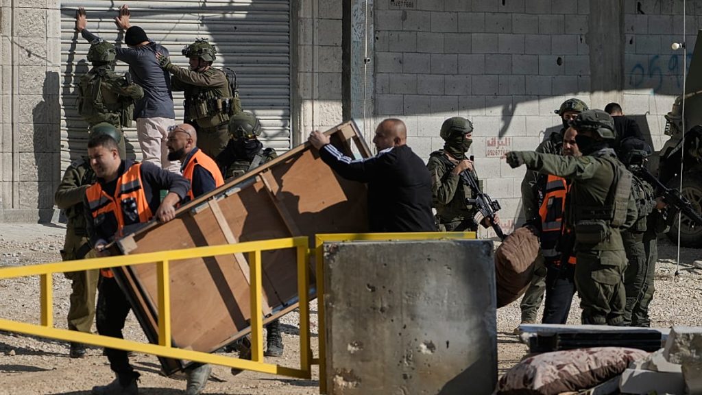 مستوطنون إسرائيليون يدهسون شابًا فلسطينيا في نابلس.. العنف يتصاعد في الضفة الغربية