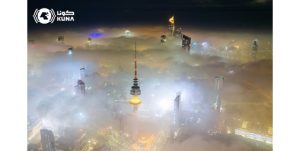 الضباب الكثيف يصنع مشاهد فريدة في سماء الكويت