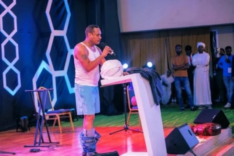 لماذا خلع فنان سوداني ملابسه على المسرح ؟ – أخبار السعودية