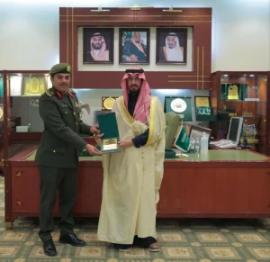 فهد بن محمد يكرّم مدير جوازات محافظة الخرج – أخبار السعودية