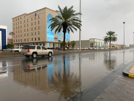 هطول أمطار متفرقة على منطقة تبوك ومحافظتي طريف وأملج
