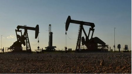 تراجع في مخزونات النفط الأمريكية وارتفاع ملحوظ في البنزين ونواتج التقطير