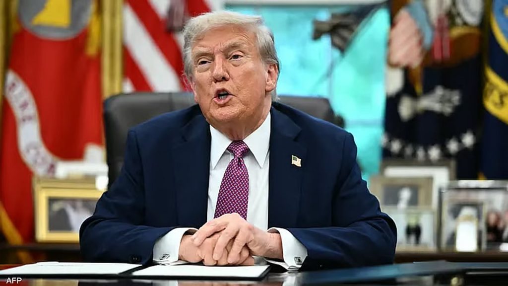 البيت الأبيض يكشف سبب ضمادة يضعها ترامب على يده اليمنى