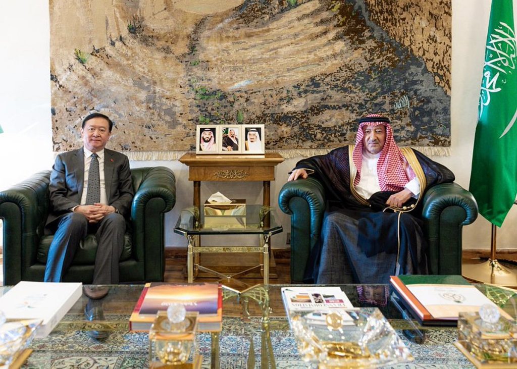 نائب وزير الخارجية يبحث تعزيز العلاقات الثنائية مع السفير الصيني