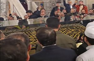 هدية من ولي العهد.. الرئيس السوري يضع قطعة من كسوة الكعبة في المسجد الأموي