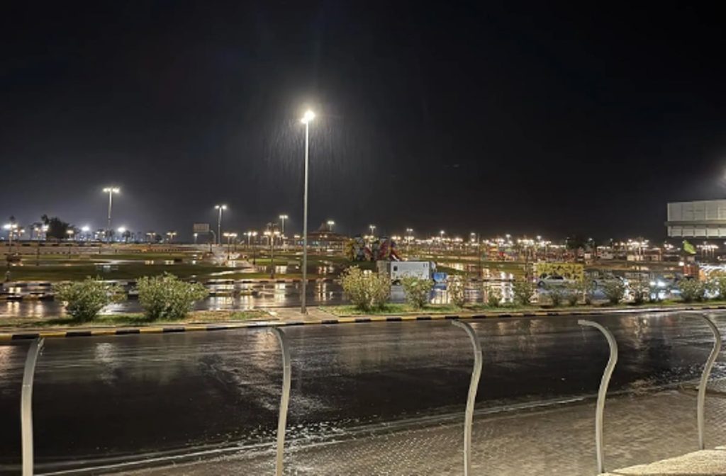 هطول أمطار متفرقة على محافظتي رفحاء وتيماء ومدينة عرعر وينبع والمدينة المنورة