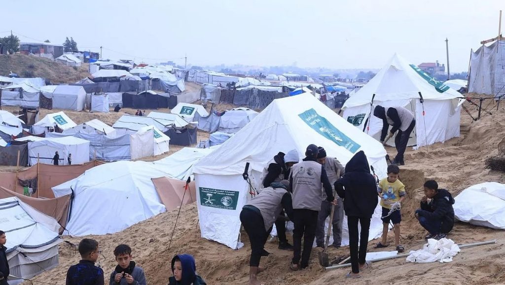 المملكة تواصل جهودها الإغاثية لإيواء نازحي جنوب غزة من آثار المنخفض الجوي