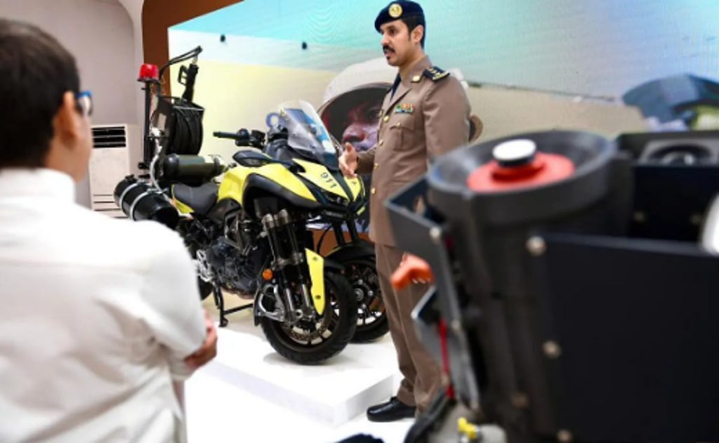 "الدفاع المدني" يستعرض دراجة التدخل السريع في معرض "واحة الأمن" بالصياهد