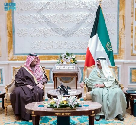 أمير الكويت والأمير تركي بن محمد بن فهد يستعرضان العلاقات الأخوية بين البلدين الشقيقين