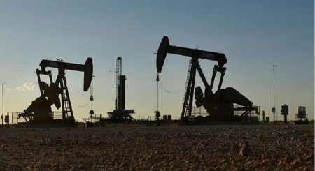 انخفاض النفط بفعل محادثات أوكرانيا وبيانات ضعيفة من الصين