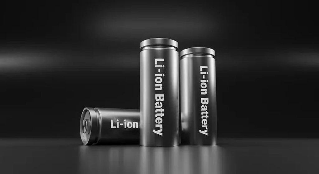 مختص: بطاريات الليثيوم تحتوي على مواد كيميائية خطرة