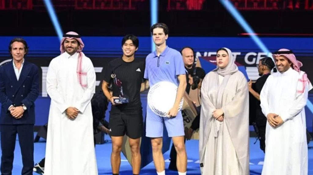 نائب وزير الرياضة يتوّج الأمريكي تيين بلقب بطولة الجيل القادم للتنس 2025