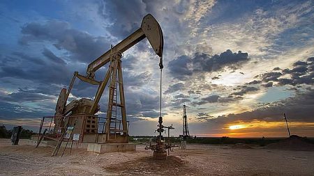 انخفاض أسعار النفط في التعاملات المبكرة.. وخام «برنت» يسجل 61.96 دولار للبرميل