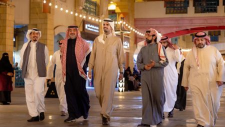 أمين منطقة الرياض يزور موسم «شتاء الديرة» في وسط الرياض