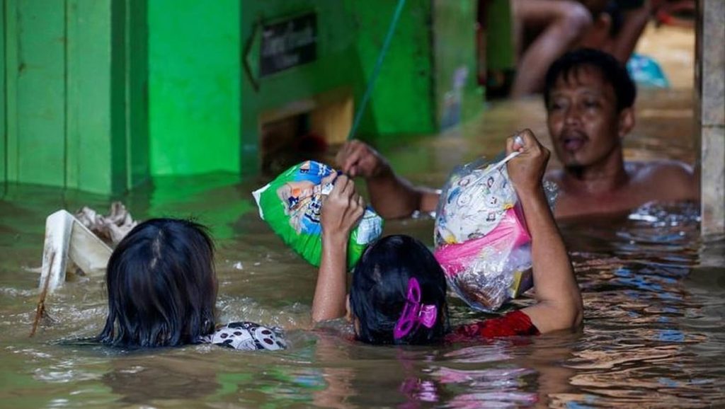 ارتفاع حصيلة ضحايا الفيضانات في إندونيسيا إلى أكثر من 800 شخص