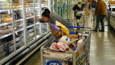 فيديو. الولايات المتحدة: رفوف المتاجر خالية مع تسابق المتسوقين على التخزين قبيل عاصفة شتوية