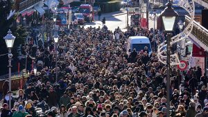 فيديو. سكان كرانس – مونتانا يشاركون في مسيرة صامتة حدادًا على ضحايا الحريق
