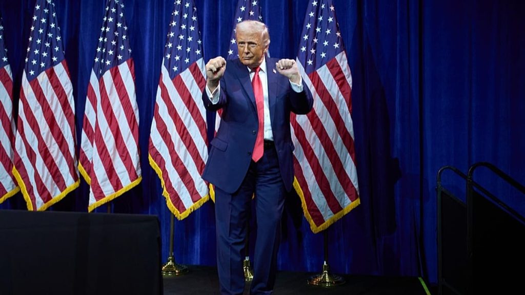 بسخرية لافتة.. ترامب يتهم مادورو بتقليد أسلوبه في الرقص