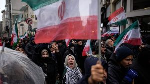 أساطيل في الطريق و”إصبع على الزناد”.. طهران: أي هجوم سيُواجَه بـ”حرب شاملة”