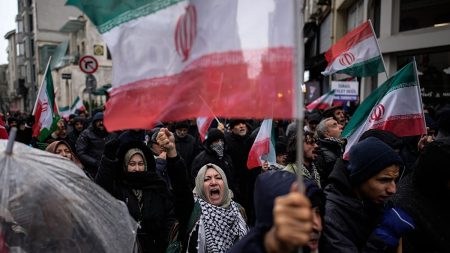 أساطيل في الطريق و”إصبع على الزناد”.. طهران: أي هجوم سيُواجَه بـ”حرب شاملة”