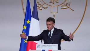 “تجاهل للقواعد الدولية”.. ماكرون “يأسف” لابتعاد الولايات المتحدة عن حلفائها