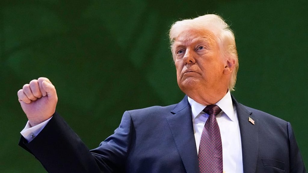 ترامب يترك باب التعامل مع إيران مفتوحًا.. والحرس الثوري يتوعد: “أصابعنا على الزناد”