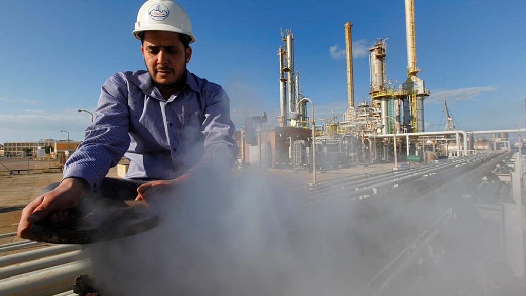 انفتاح ليبي على العالم.. طرابلس تُبرم صفقات نفطية مع باريس وواشنطن وتوقع مذكرة تفاهم مع القاهرة