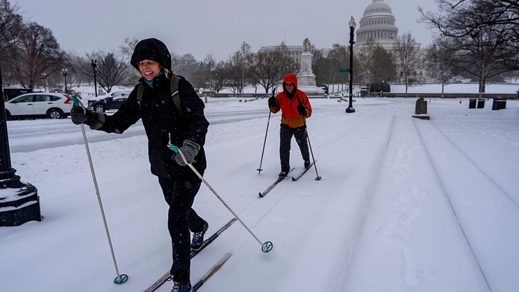 أكثر من 600 ألف منزل من دون كهرباء.. عاصفة ثلجية تكسو الولايات المتحدة باللون الأبيض