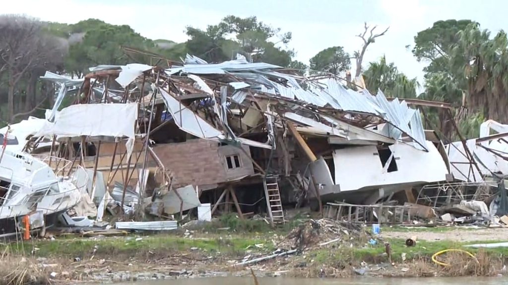 فيديو. إعصار يضرب أنطاليا التركية ويخلف أضرار واسعة