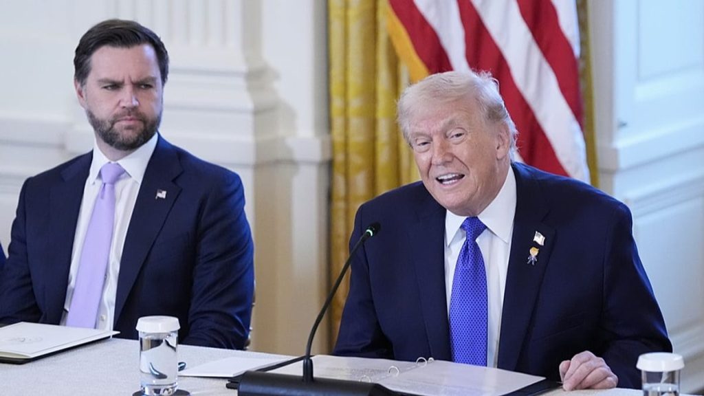 ترامب: 30 مليون برميل نفط في طريقها إلينا وبدء مسار استعادة “الأصول الأمريكية” في فنزويلا