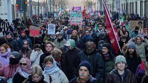 انقسام داخل الحكومة الإيرانية بشأن الإنترنت.. نجل بزشكيان: الحجب يزيد الغضب الشعبي