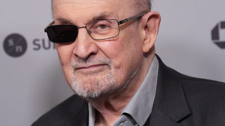 “القصة أكبر مني”.. سلمان رشدي يتحدث عن فيلم يوثق محاولة اغتياله