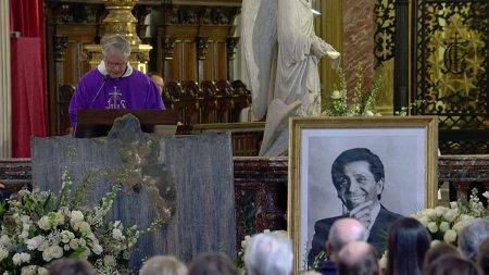 فيديو. آن هاثاواي ودوناتيلا فيرساتشي بين المشيعين في جنازة فالنتينو غارافاني في روما