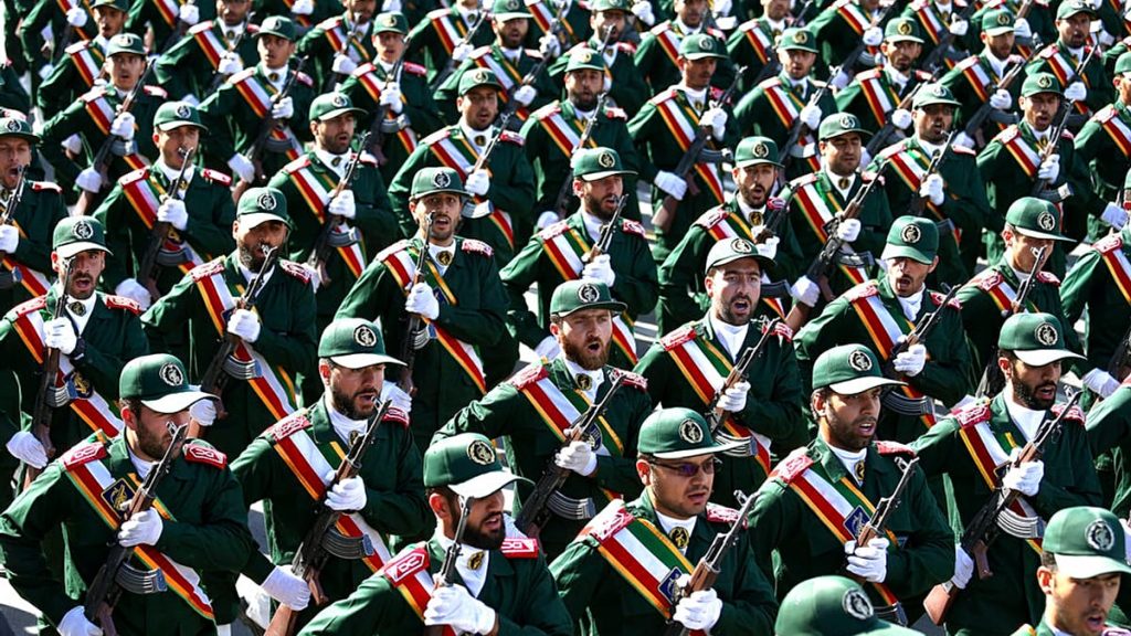 إيران تنهض بوجه ترامب: ألف مسيّرة جاهزة للقتال.. ومناورات بالذخيرة الحية في هرمز