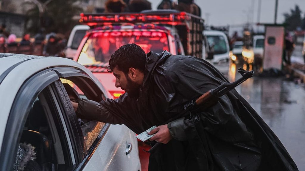 نقل مقاتلين أكراد من حيّ الشيخ مقصود في حلب.. وبراك يدعو دمشق إلى الحوار مع “قسد”
