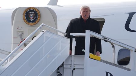 اختبار دافوس.. ترامب يصل إلى سويسرا وسط عاصفة غرينلاند