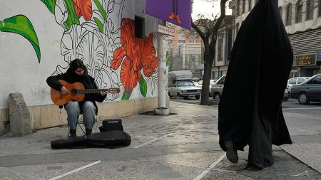 عضو بالبرلمان الأوروبي: التدخل العسكري هو الخيار النهائي لتغيير القيادة الإيرانية