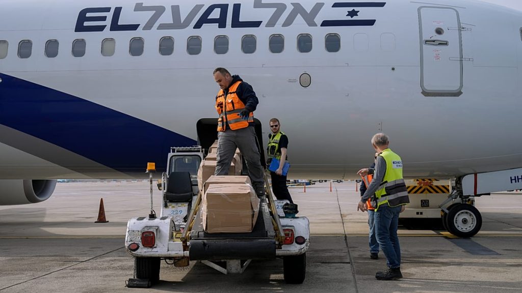 غموض يحيط بعملية ترحيل استثنائية بطائرة خاصة.. واشنطن تعيد 8 فلسطينيين إلى الضفة الغربية