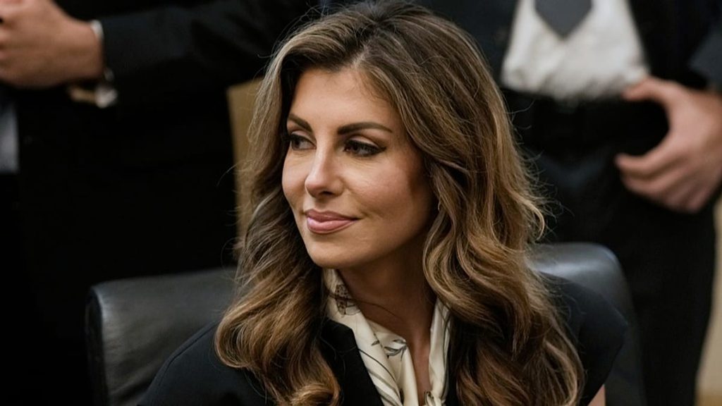 مجوهرات بقيمة آلاف الدولارات.. ما الذي نعرفه عن علاقة مبعوثة ترامب برجل أعمال لبناني؟