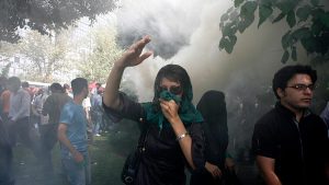 على وقع الاحتجاجات: تصعيد من الجيش الإيراني.. وبهلوي يتحدث عن “سقوط وشيك” للنظام